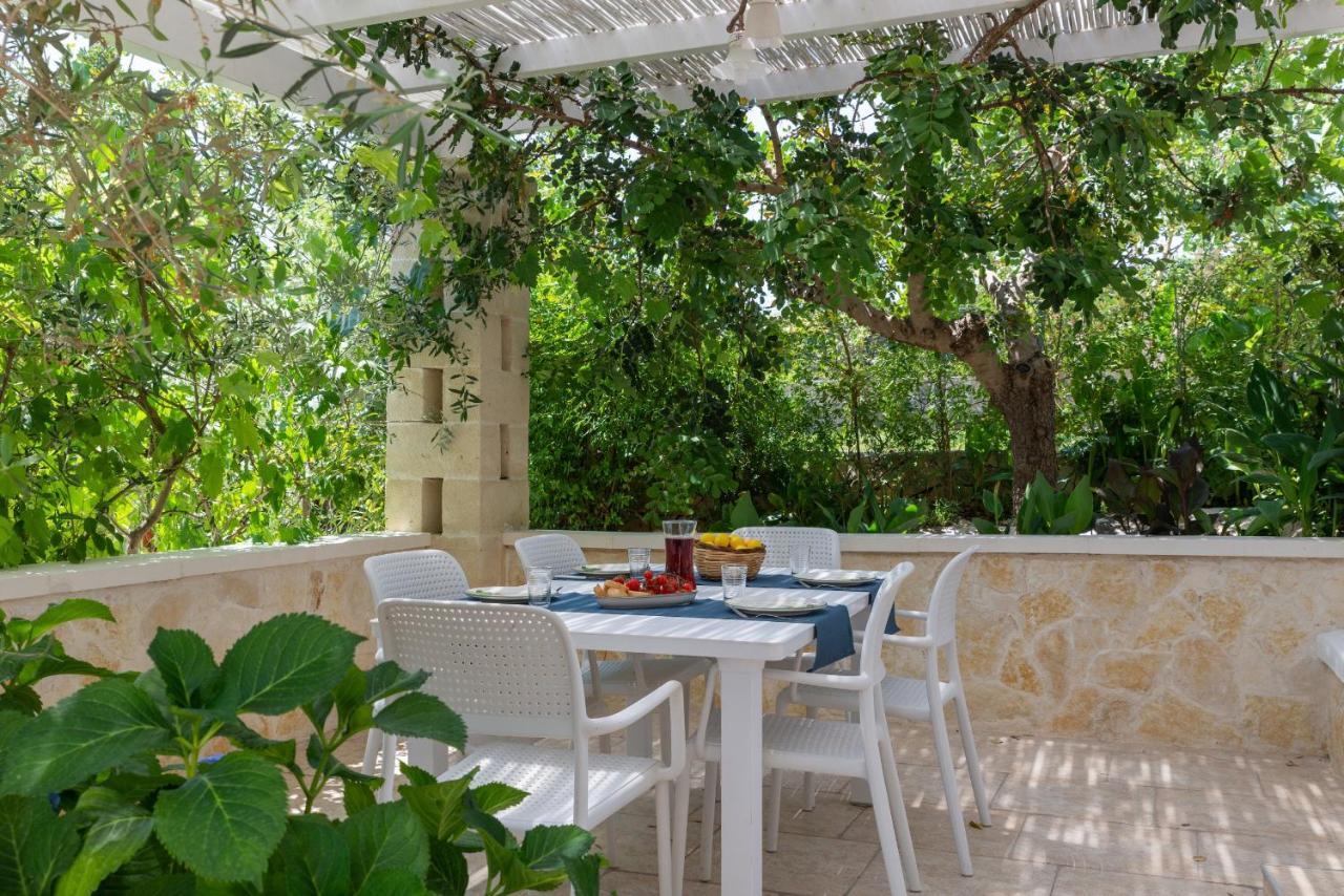 Appartamento Gardenia In Villa Mariella 오스투니 외부 사진