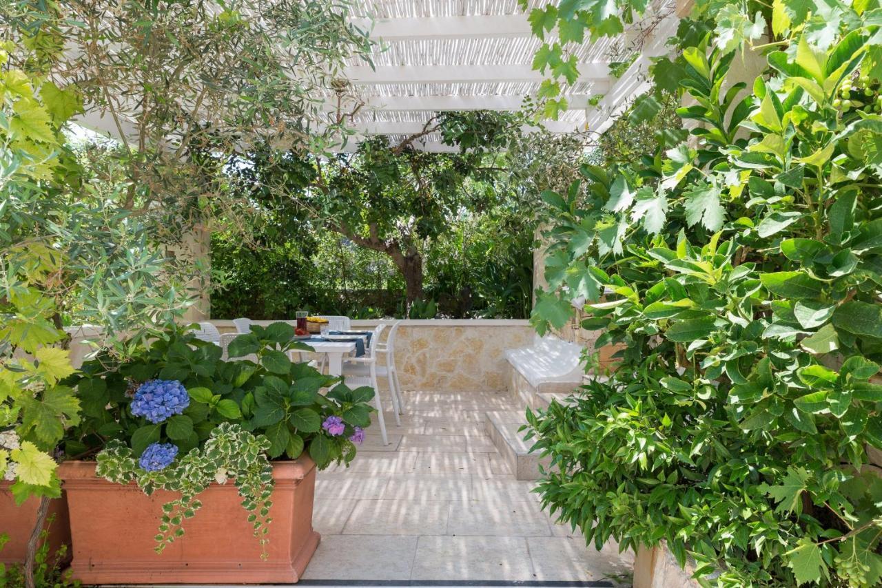 Appartamento Gardenia In Villa Mariella 오스투니 외부 사진