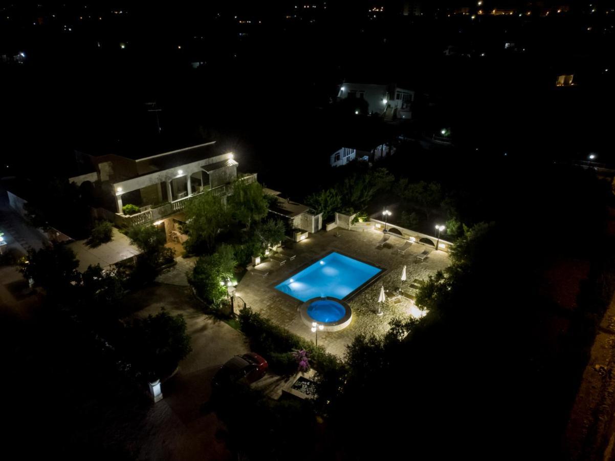 Appartamento Gardenia In Villa Mariella 오스투니 외부 사진